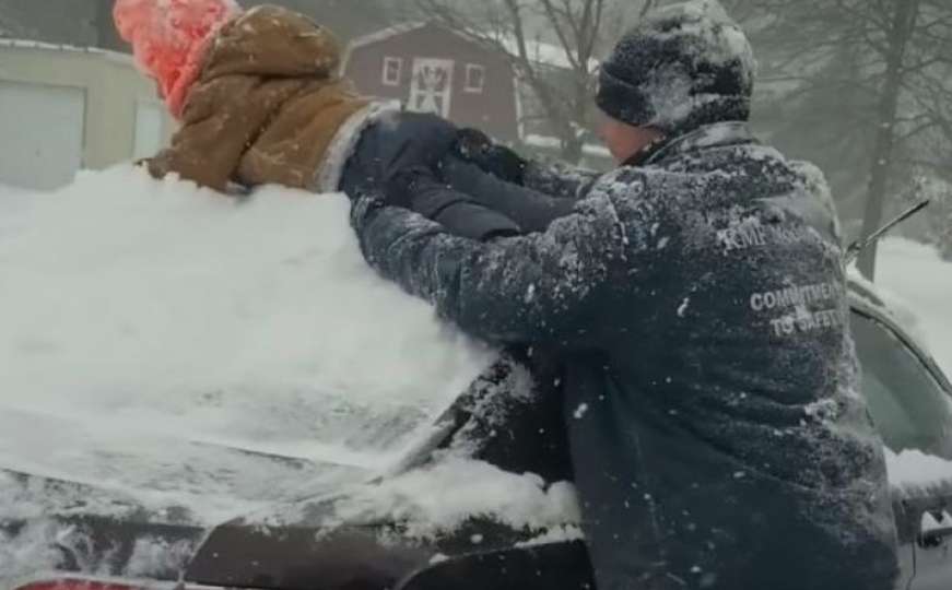 Zabava za sve: Jedan tata uspio je čišćenje snijega učiniti drugačijim