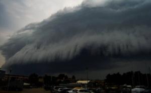 Oluja zahvatila Istru: Jugo divlja obalom, bujaju rijeke...