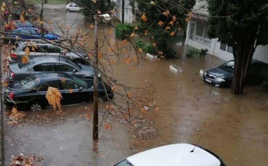 Mostar: Voda počela ulaziti u automobile