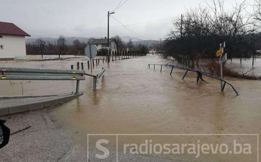 Čitatelji javljaju: Poplavila saobraćajnica i u Jelovcu kod Kiseljaka