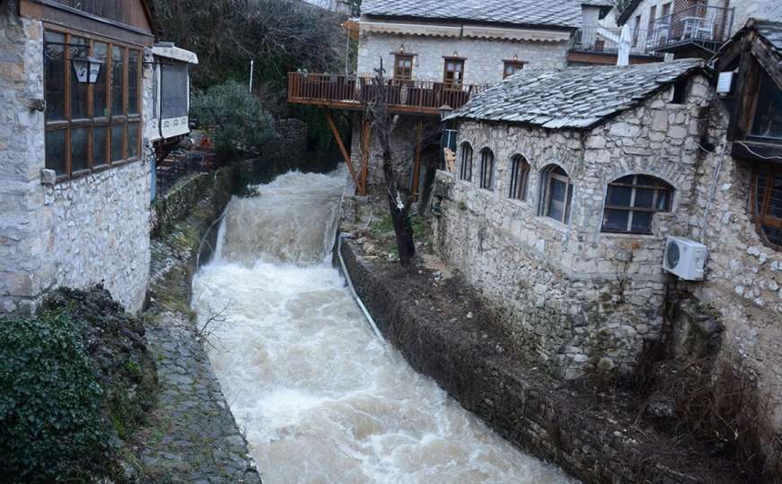 U Mostaru vodene bujice, u Tomislavgradu brojni objekti poplavljeni, kritično u Jajcu