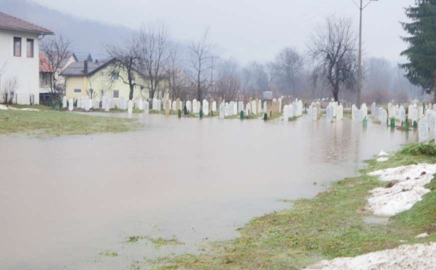 Voda poplavila katoličko groblje i muslimansko mezarje u Ostružnici