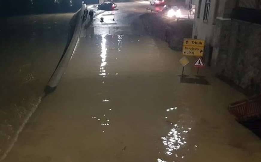 Voda se izlila na cestu: Obustavljen saobraćaj na ulazu u Bugojno i Maglaj