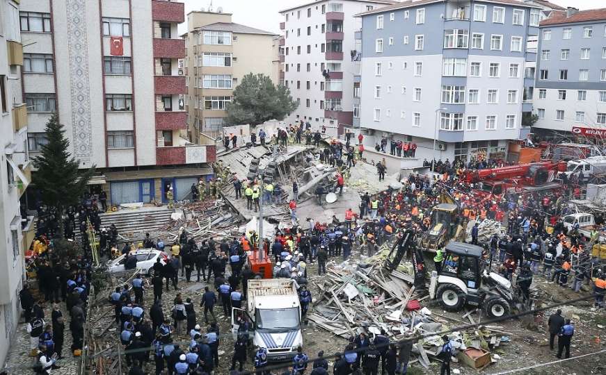 Trenutak tragedije: Nadzorna kamera snimila rušenje 6-spratne zgrade u Istanbulu