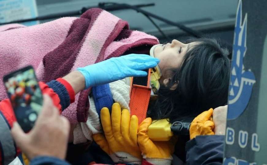 Istanbul: Iz srušene zgrade nakon 19 sati potrage spašena djevojčica 
