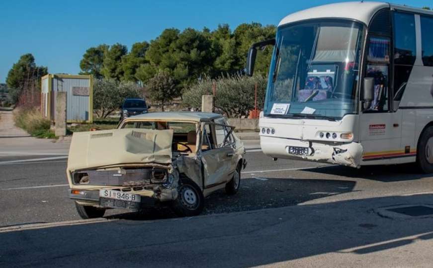 Oduzeo prednost autobusu: Teško povrijeđen 85-godišnjak za volanom Zastave 101