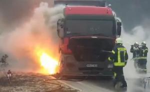 Zapalio se kamion na putu Mostar-Široki Brijeg: Saobraćaj blokiran