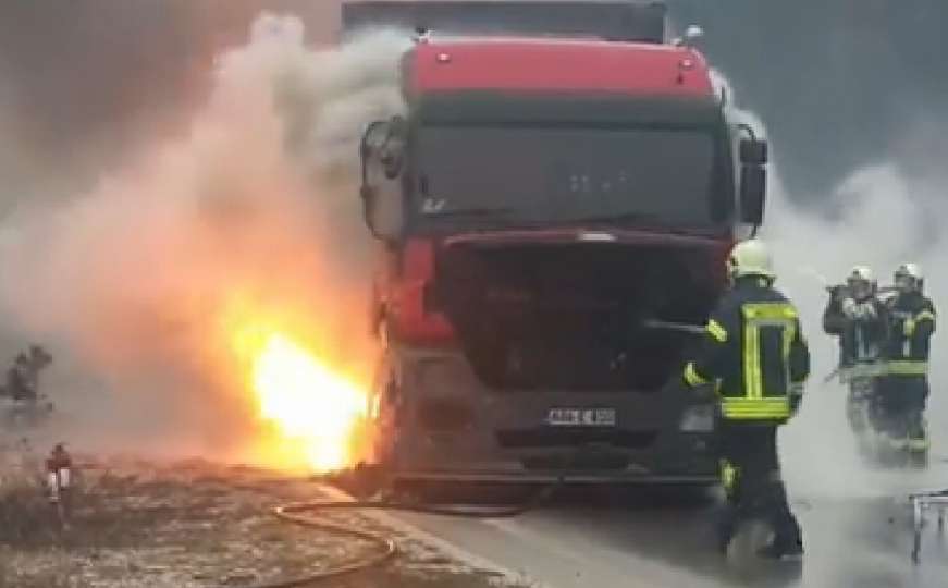 Zapalio se kamion na putu Mostar-Široki Brijeg: Saobraćaj blokiran