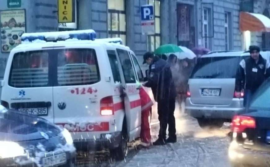 U centru Sarajeva automobil udario pješaka: Stepen povreda nije poznat
