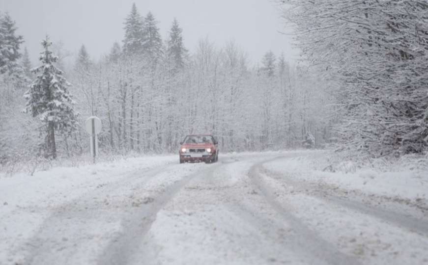 Vozači oprez, snijeg i udesi napravili kolaps u saobraćaju