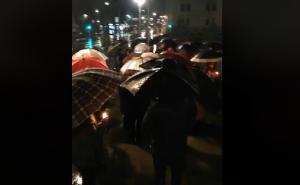 Kiša nije spriječila Banjalučane da i večeras zapale svijeće u sjećanje na Davida