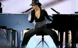 Kakav je ona talenat: Alicia Keys istovremeno svirala na dva klavira