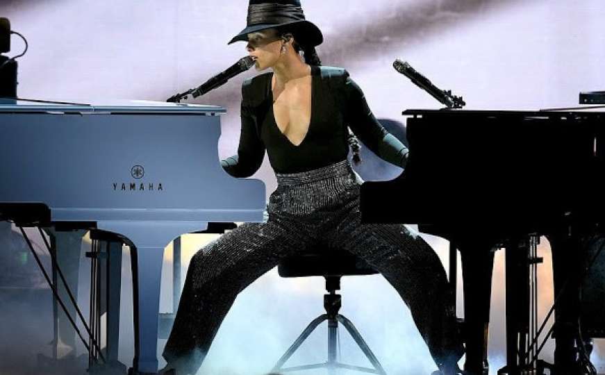 Kakav je ona talenat: Alicia Keys istovremeno svirala na dva klavira