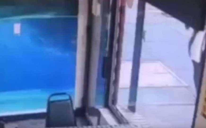 Kamera sve snimila: Trudnica palicom razbila stakla na restoranu