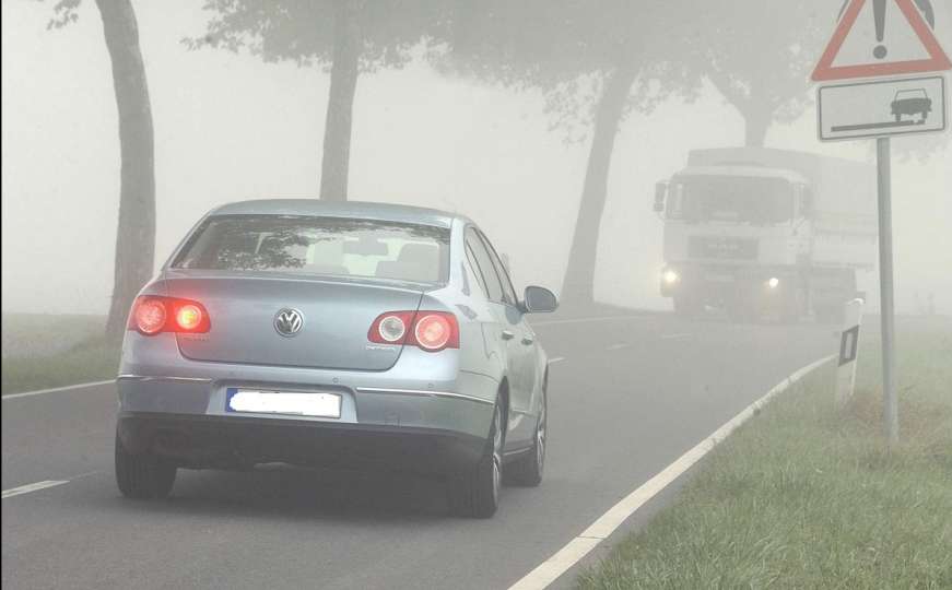 Vozačima se savjetuje oprez zbog magle i učestalih odrona