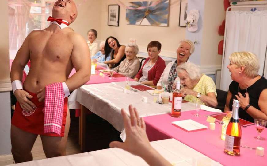 Za 100. rođendan unajmila stripere: Pljeskala ih je i dirala po golom tijelu