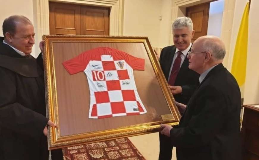 Hrvatski mediji: Zašto je Dragan Čović nadbiskupu pokloni dres "Vatrenih" 