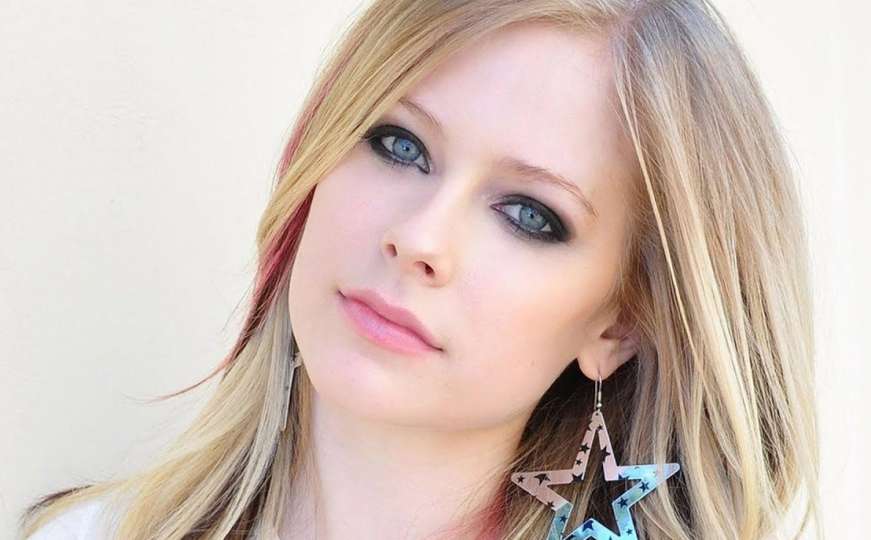 Avril Lavigne ft. Nicki Minaj - Dumb Blonde