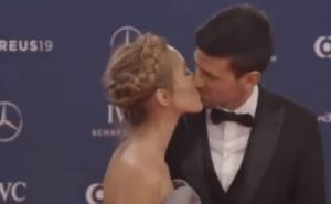 Napravio show: Novak Đoković poljubio suprugu pa sve nasmijao