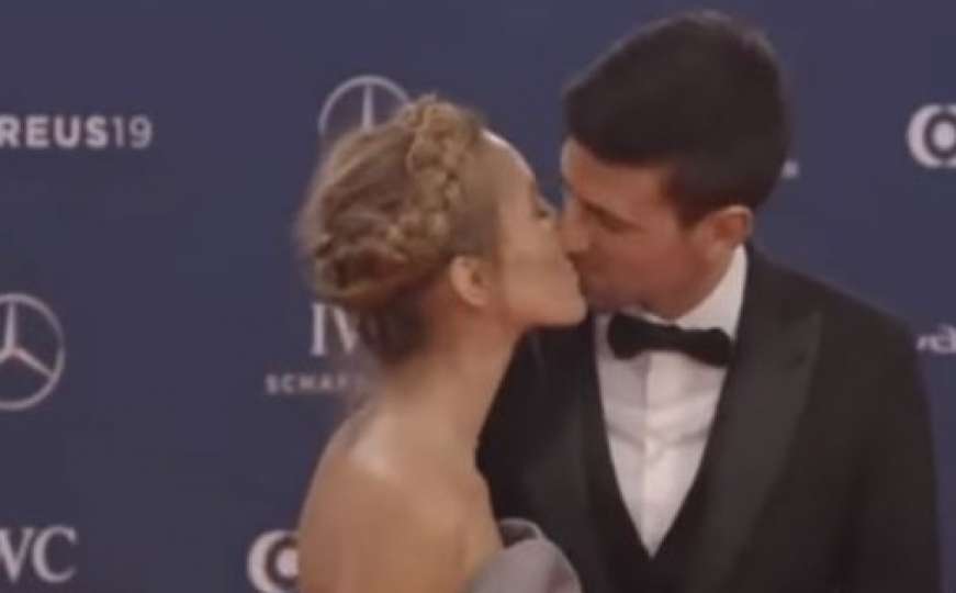 Napravio show: Novak Đoković poljubio suprugu pa sve nasmijao