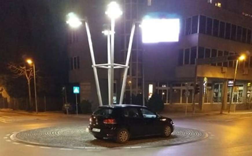 Parking papak u Mostaru: Kad ne znaš gdje sa autom, ostavi ga u kružnom toku