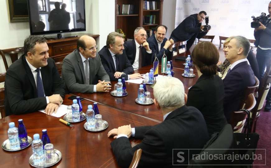 Počeo sastanak SDA i SBB, Radončić: Ne brinite vi za naše sujete