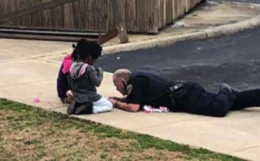Nevjerovatno šta je uradio ovaj policajac da bi smirio djevojčice