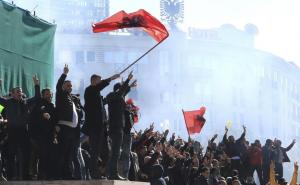 Novi protesti u Tirani: Pred zgradom parlamenta postavljena bidljikava žica