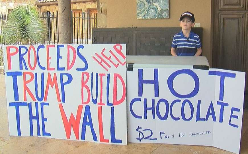 ‘Mali Hitler’ prodaje toplu čokoladu kako bi skupio novac za Trumpov zid