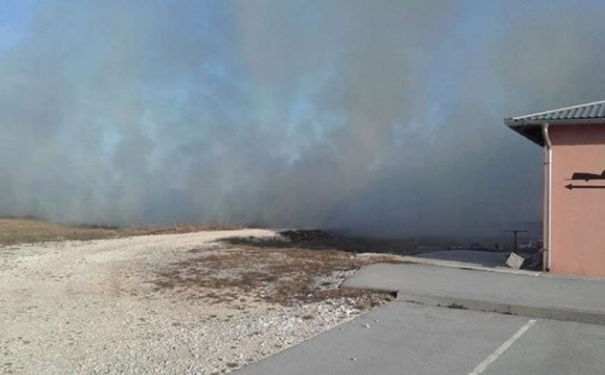 Livno: Brzom reakcijom vatrogasaca ugašen požar koji je prijetio aerodromu