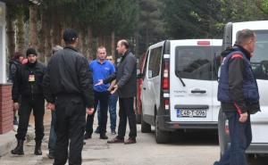 Migranti uz pratnju policije stigli u kamp Ušivak kod Sarajeva