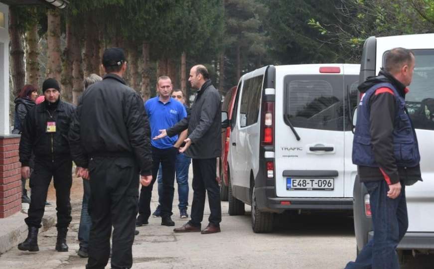 Migranti uz pratnju policije stigli u kamp Ušivak kod Sarajeva