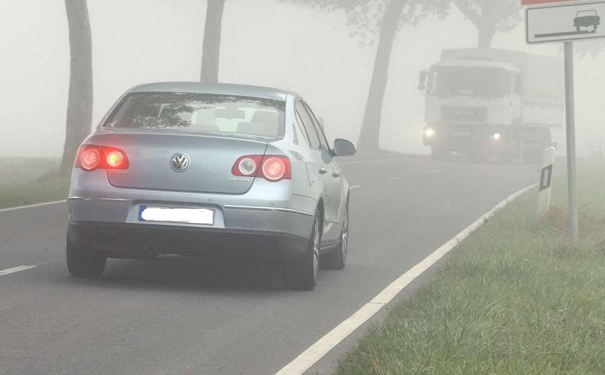 Obavještenje za vozače: Magla usporava saobraćaj, brojne obustave