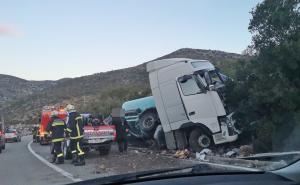 Stravičan udes kod Dubrovnika: Sudarili se cisterna, kola hitne pomoći i automobil