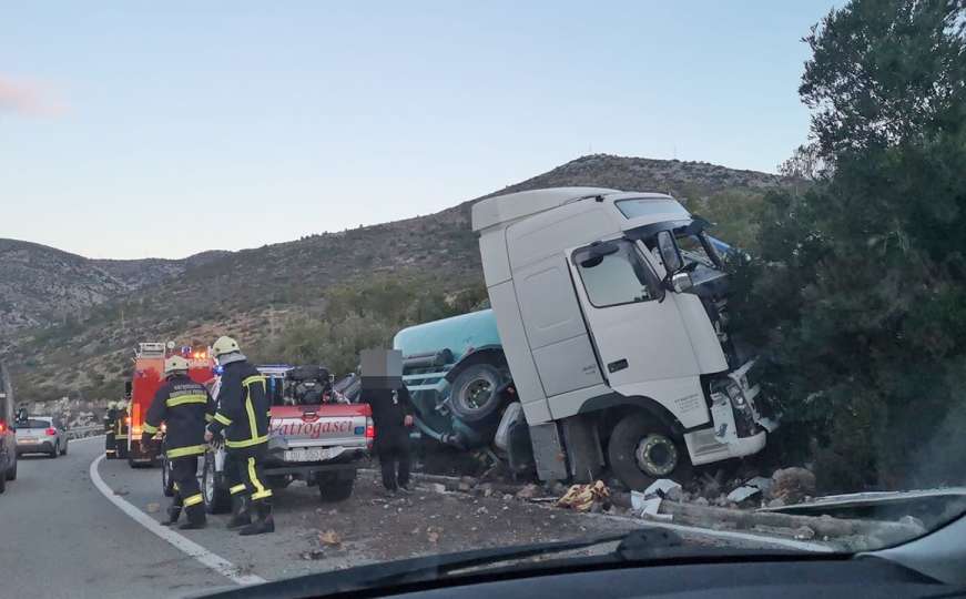 Stravičan udes kod Dubrovnika: Sudarili se cisterna, kola hitne pomoći i automobil
