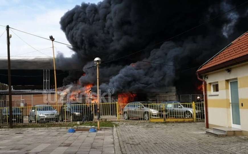 Video: Požar guta pijacu u Tuzli