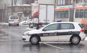 Udes tri automobila u centru Sarajeva, povrijeđen vozač 