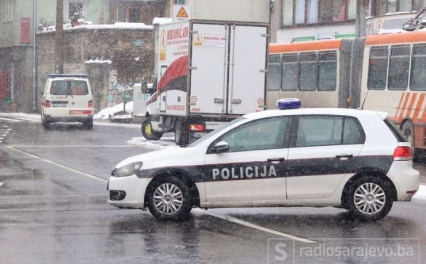 Udes tri automobila u centru Sarajeva, povrijeđen vozač 