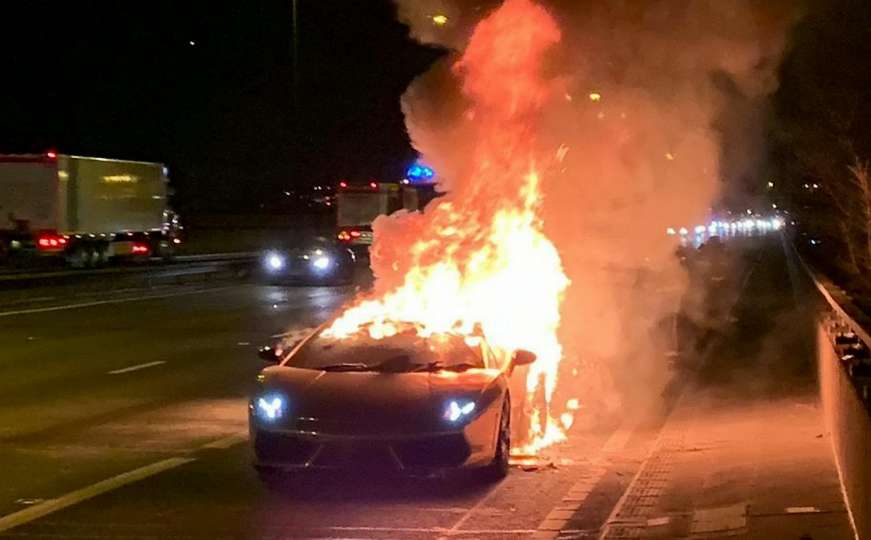 Vlasnik samo posmatrao kako mu Lamborghini nestaje u plamenu