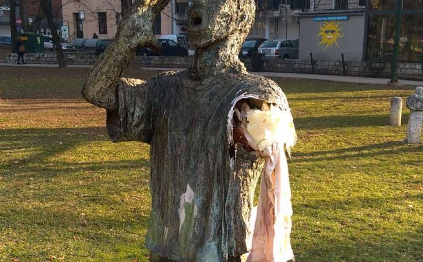 Ponovo oštećena skulptura "Nermine, dođi!" u Velikom parku