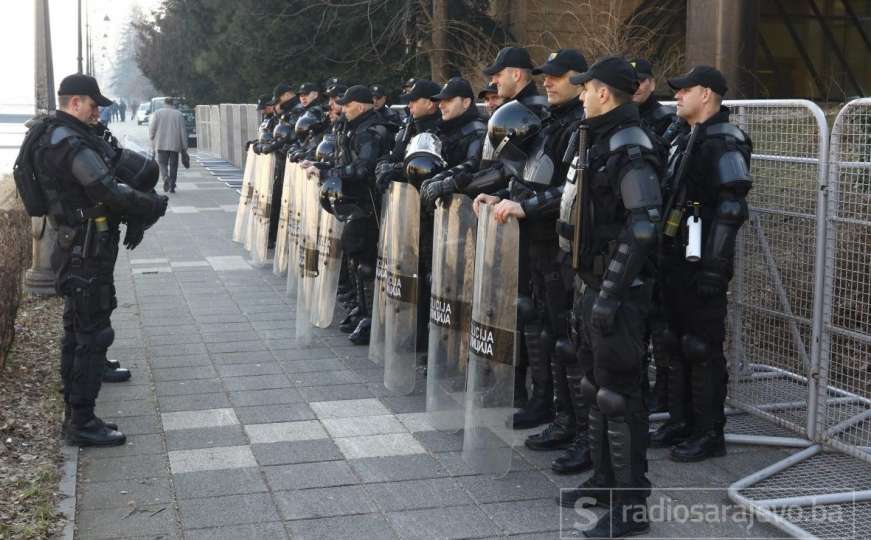 Pojačane policijske snage ispred Parlamenta FBiH: Borci najavili dolazak uoči sjednice