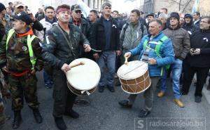 Specijalci napravili kordone ispred Parlamenta, borci uzvratili pjesmom