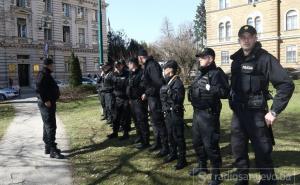 Protestuju i policajci: Okupili se ispred zgrade Vlade KS, ne daju Halilovića 