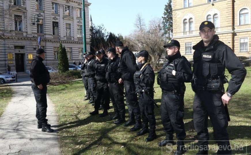 Protestuju i policajci: Okupili se ispred zgrade Vlade KS, ne daju Halilovića 