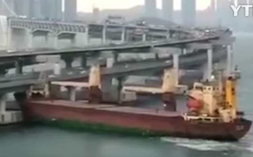 Pogledajte trenutak kada ruski brod udara u most