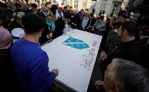 Ispred sarajevske Katedrale torta u obliku zastave sa ljiljanima