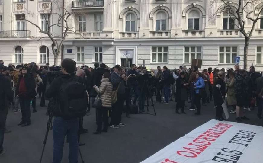 Više stotina novinara na protestima u Zagrebu: Podršku pružile i kolege iz BiH