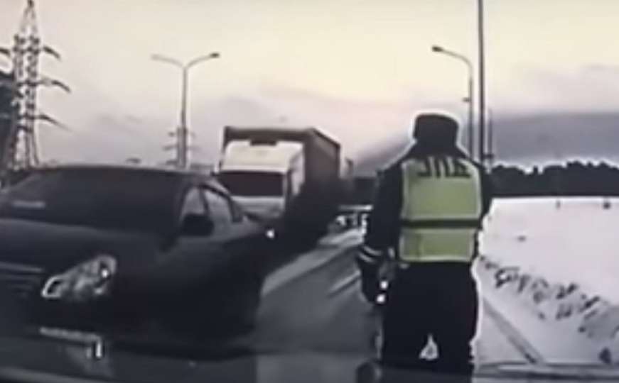 Kamion bez kontrole: Saobraćajni policajac mirno gledao pa skočio 