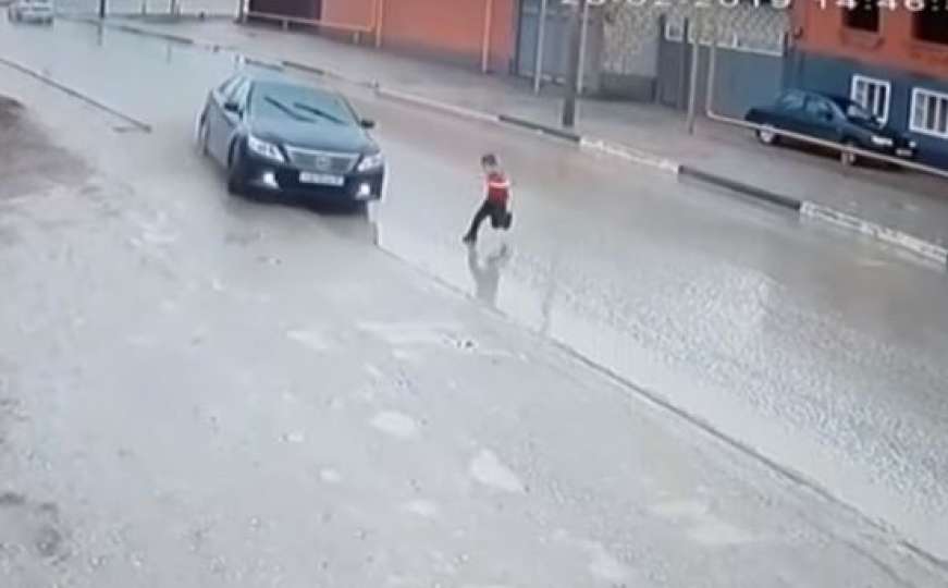 Dramatični video: Brza reakcija vozača dječaku spasila život