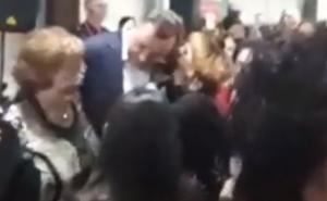 Dodik se opet uhvatio mikrofona: Zapjevao ženama hit Halida Bešlića